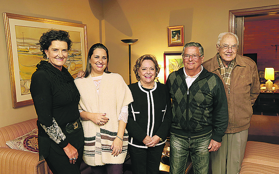 A diretora da Casa Cor Paraná, Marina Nessi (à esq.), foi recebida na terça-feira para jantar na residência de Sandra e Carlos Eduardo Rosa, ao qual também compareceram os arquitetos Lívio Tito Calderari (último à dir.) e Renata Rosa Sguario, filha dos anfitriões. | Júlio César Souza