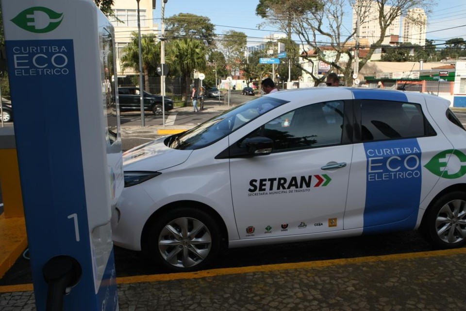 Prefeitura de Curitiba  tem  oito eletropostos, mas  eles servem, oficialmente, apenas a frota municipal | Aniele Nascimento/Aniele Nascimento