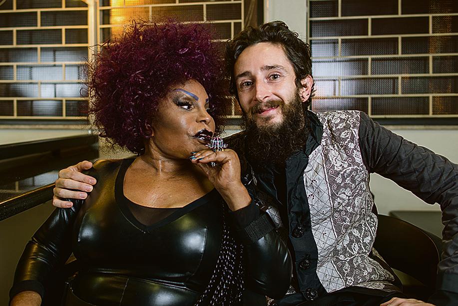 A cantora Elza Soares, que esteve em Curitiba para o show A Mulher do Fim do Mundo, com o estilista Alexandre Linhares, que assina o figurino da turnê. Ele acompanhou a diva antes e durante a apresentação na cidade. | André Sanches