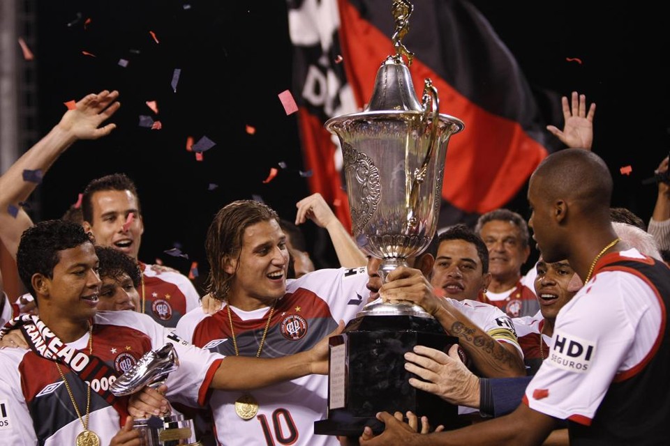 Rafael Moura, com a camisa 10, foi protagonista no título do Atlético em 2009 | JONATHAN CAMPOS/Gazeta do Povo