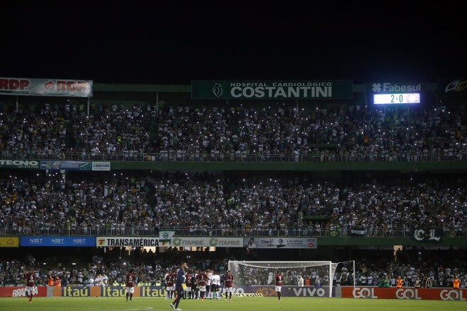 Torcida do Coritiba em um Atletiba no Brasileiro de 2015, vencido pelo Coxa por 2 a 0. | Albari Rosa/Gazeta do Povo