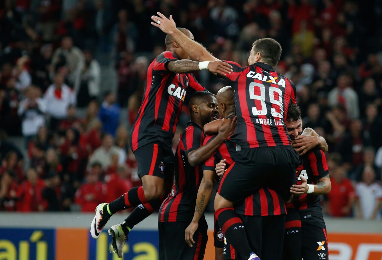 Atleticanos comemoram com Thiago Heleno. | /Henry Milleo/Gazeta do Povo