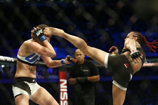 Cris Cyborg acerta um chute em Leslie Smith. Vitória ocorreu em 1 minuto e 21 segundos. | Hugo Harada/Gazeta do Povo
