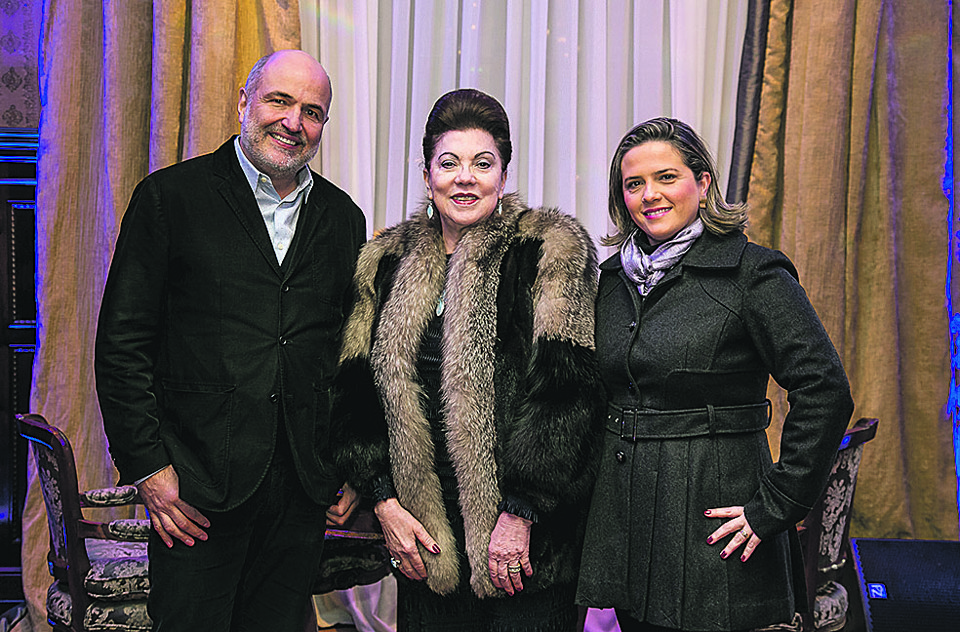 O arquiteto Jayme Bernardo, que assina a decoração de interiores do DOC Castelo do Batel, a empresária Vera Lupion e a gerente de incorporações da Cyrela Paraná, Silvia Fernandes, foram os anfitriões do lançamento do novo empreendimento da construtora. O evento, na terça-feira, no Castelo do Batel, reuniu figuras da área médica e outros convidados. | Celso Pilati