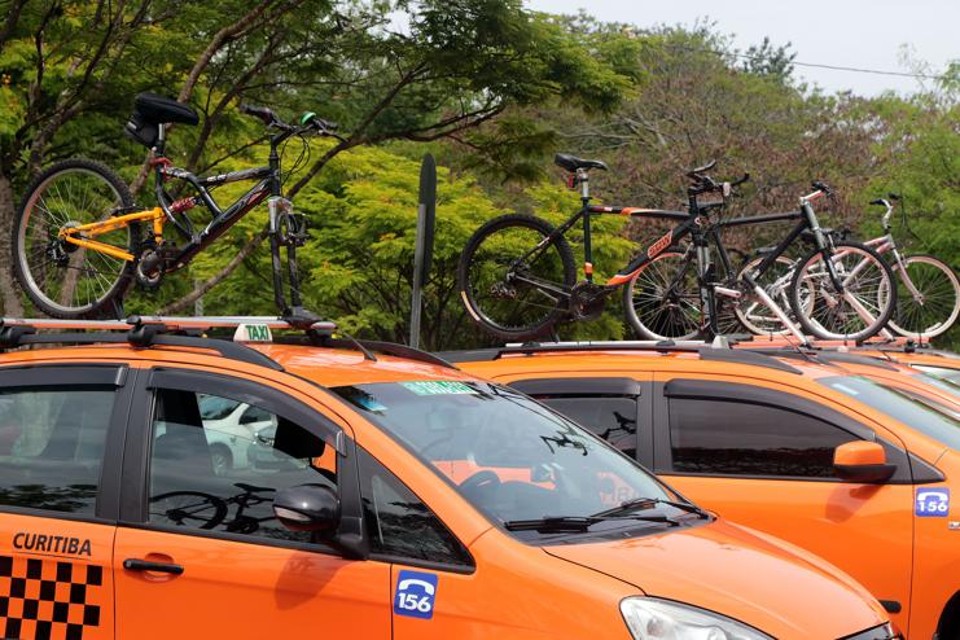 Atualmente, cerca de 60 táxis na cidade usam o suporte. | Valdecir Galor/Urbs/Divulgação
