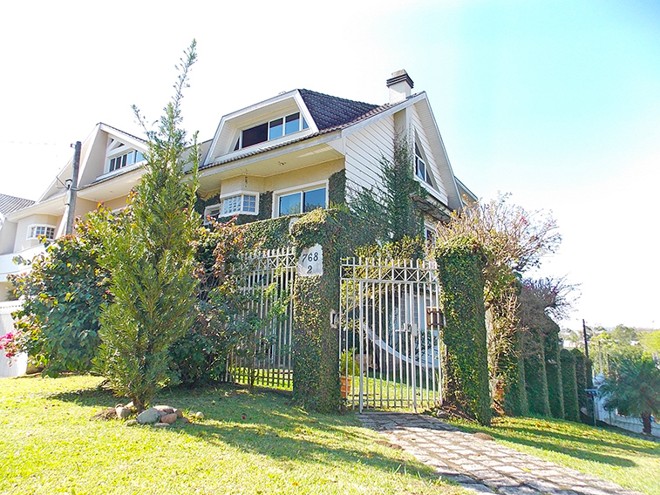 R$ 1.050.000: construído em um terreno de esquina, no Jardim Social, o sobrado conta com salas de estar e jantar, lavabo e cozinha, com iluminação embutida, armários e bancada, no térreo. No primeiro pavimento estão localizados três dormitórios, sendo duas suítes com sacada – uma delas com hidromassagem –, além do banheiro social. O ático é composto por um quarto, banheiro, sala com bar e lareira. O imóvel ainda contempla dependência de serviço completa, despensa e espaço gourmet com churrasqueira, forno e fogão a lenha, fogão a gás, bancada e armários. | Divulgação