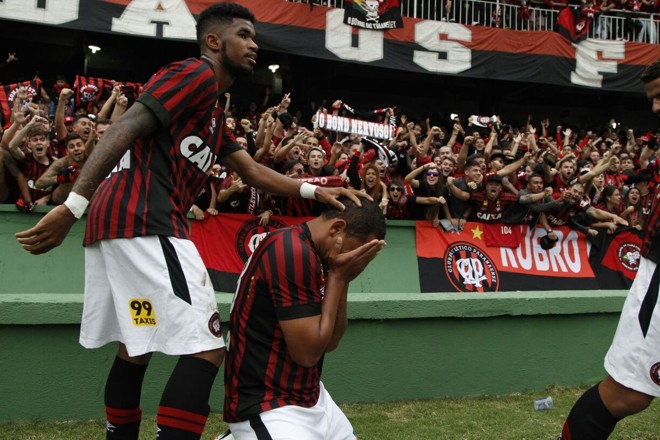 Sem marcar desde novembro, Walter se emociona ao abrir o placar na segunda partida da final | Daniel Castellano/Gazeta do Povo