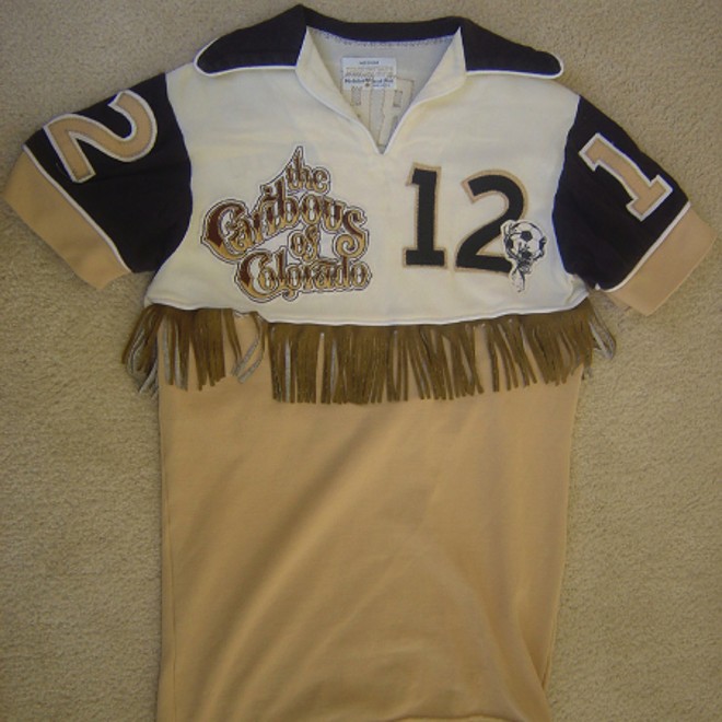 Chamando a atenção nos anos 70, o Caribous do Colorado, Estados Unidos, lançaram uma camiseta na linha country. | Reprodução Kaiser Magazine