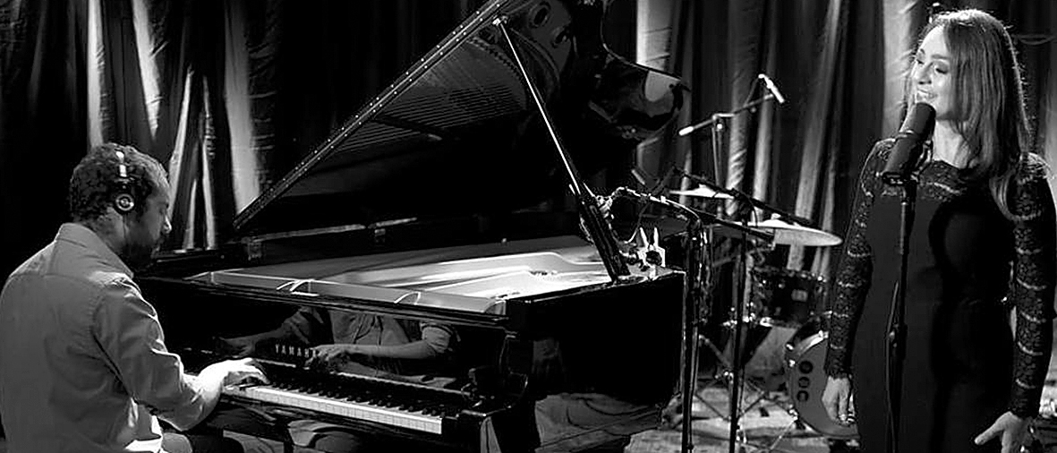 Alex Corrêa ao piano e Sandra Avila ao microfone: sofisticação. | Divulgação/