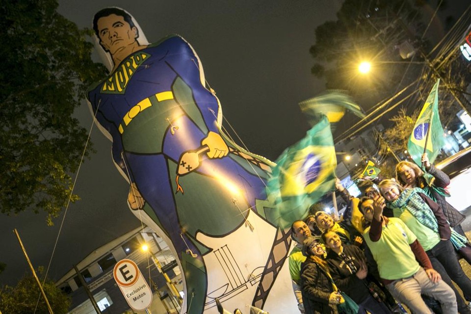 Ato em apoio à Operação Lava Jato em Curitiba: juiz Sergio Moro é tratado como herói. | Marcelo Andrade / Gazeta do Povo