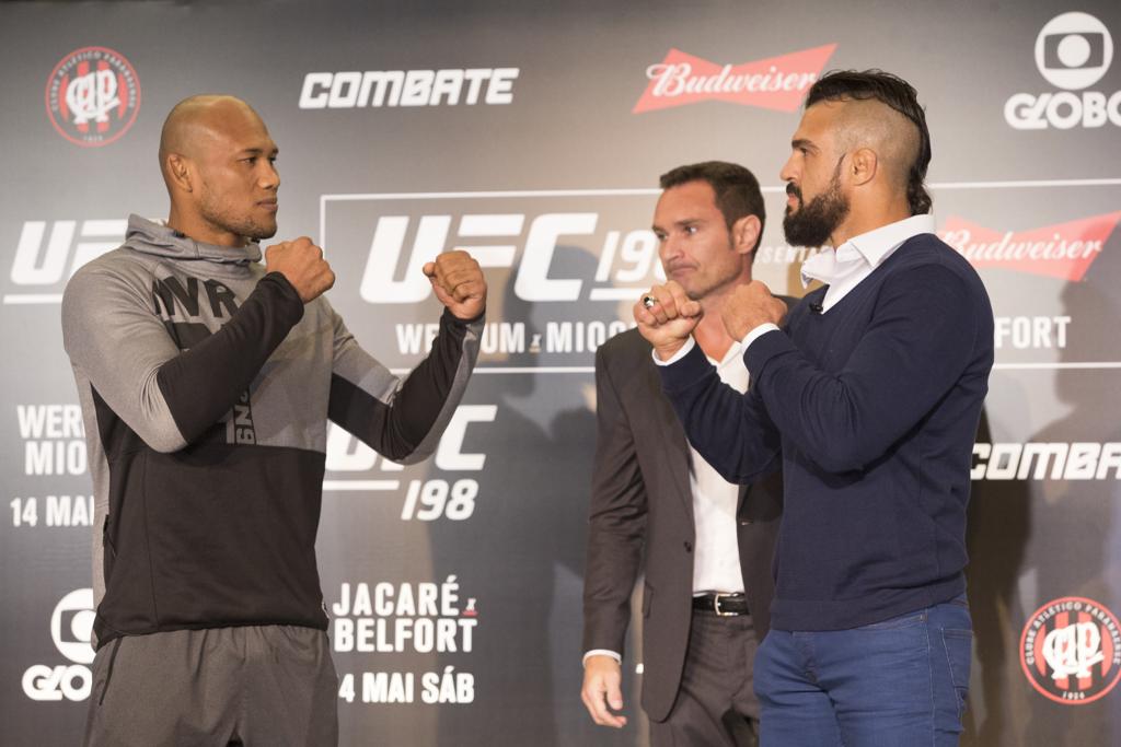 Ansiosos pelos gritos da torcida na Arena da Baixada, Ronaldo Jacaré e Vitor Belfort se encaram em evento promocional do UFC 198. | Hugo Harada/Gazeta do Povo