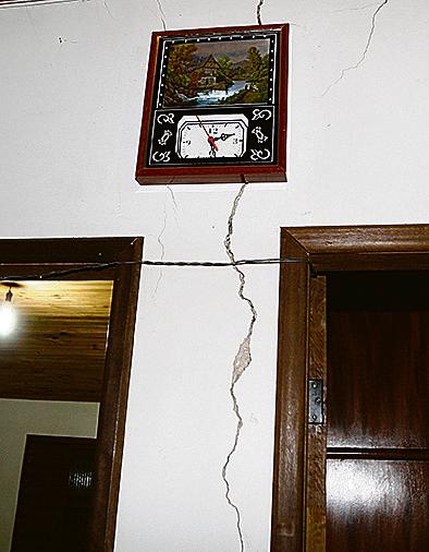 Rachaduras em imóvel de Londrina. Imagem de 2009 | Gilberto Abelha /Jornal de Londrina/Arquivo