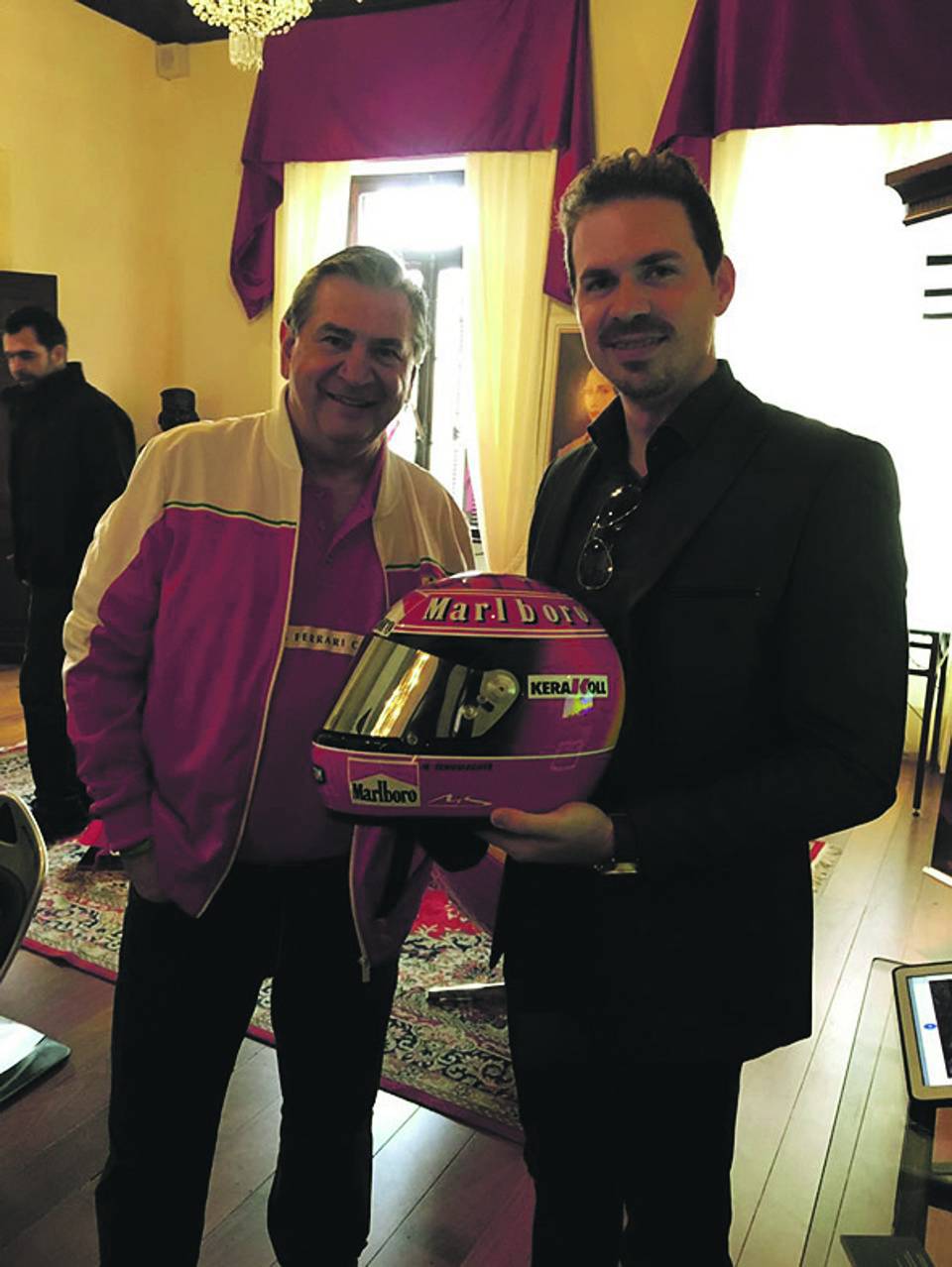 O advogado Walter Petruzzielo (à esq.), presidente do Scuderia Ferrari Club em Curitiba, com o CEO da Forum Model, Guilherme Schneider (com o capacete de Michael Schumacher), no encontro realizado pelo clube exclusivo aos proprietários de Ferrari. | Divulgação