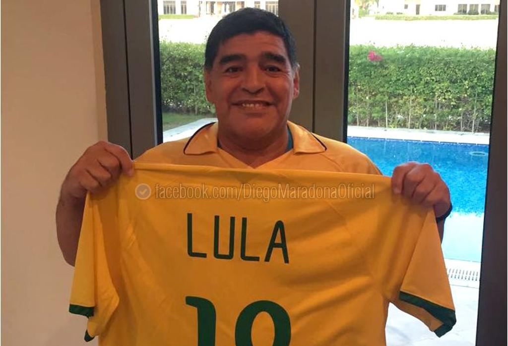 Diego Armando Maradona exibe a camisa da seleção brasileira com o nome de Lula às costas. | Reprodução/Facebook