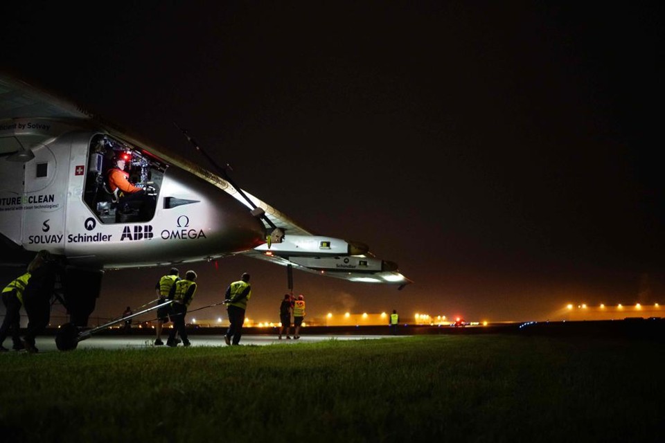 Voo do Solar Impulse foi adiado após o hangar, que é inflado, desinflar e oferecer risco à aeronave | JEAN REVILLARD / REZO/AFP