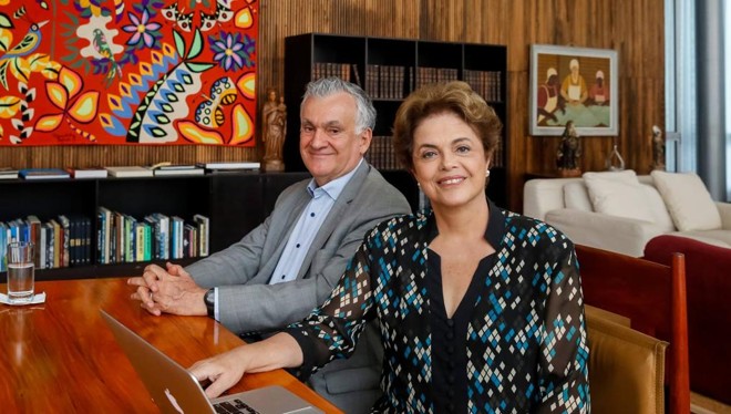 Dilma Rousseff acompanhada do ex-ministro Juca Ferreira durante sessão de bate-papo que falou sobre Cultura. | Facebook /Reprodução