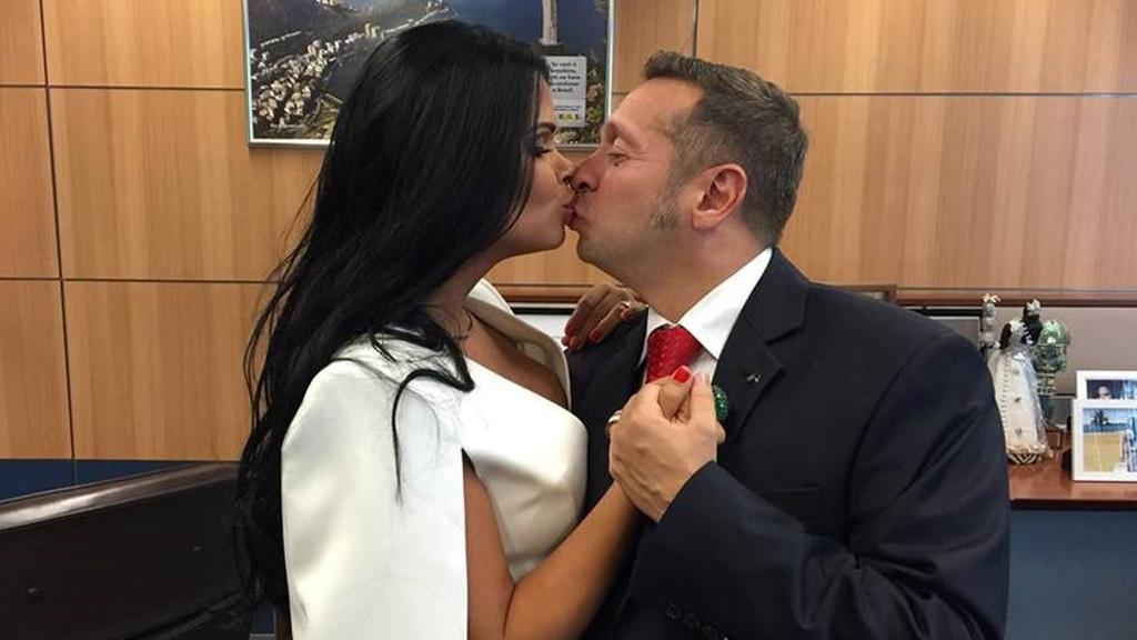 Ex-Miss Bumbum, Milena Santos, tirou fotos no gabinete do marido, o ministro do Turismo, Alessandro Teixeira. | Reprodução/Facebook