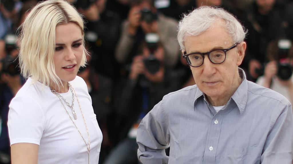 Kristen Stewart, musa da vez de Woody Allen, ao lado do diretor durante a apresentação de “Café Society” para a imprensa  nesta quarta-feira (11). | Valery Hache/AFP