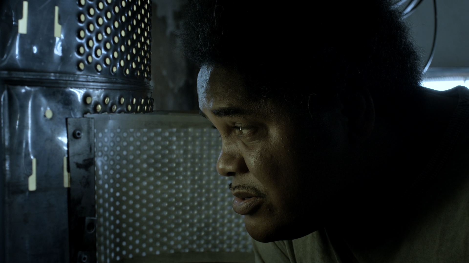 Cena do filme “Branco Sai, Preto Fica”, de Adirley Queirós, disponível gratuitamente no site | Reprodução