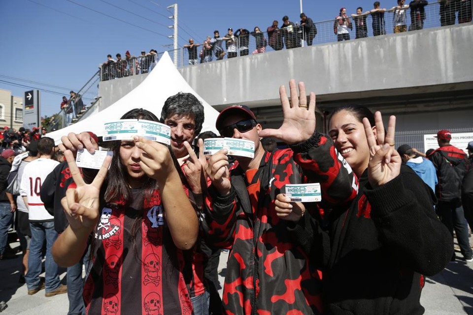 Torcedores com ingressos na mão: venda na Baixada foi tumultuada | Henry Milleo/Gazeta