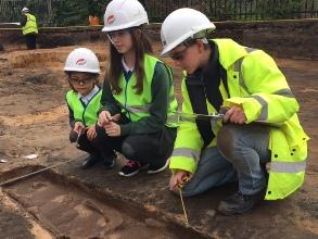 Alunas acompanham a ‘descoberta’ de lápides que ficavam em parquinho da escola | Edinburgh City Council/Divulgação