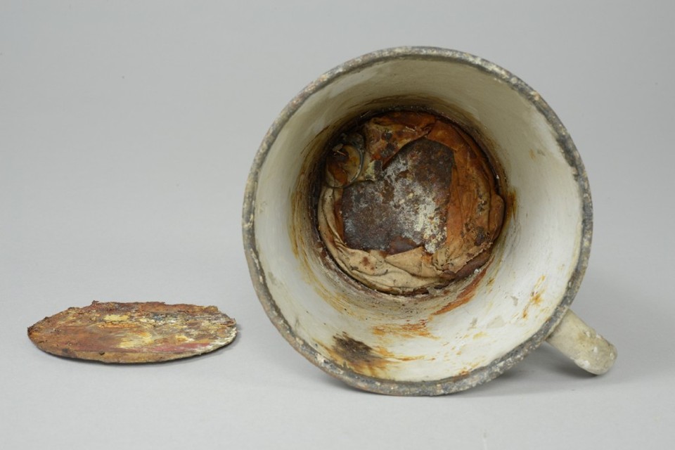 Caneca com fundo falso encontrado pela equipe do museu de Auschwitz escondia um anel e um colar. | Divulgação/Memorial e Museu de Auschwitz