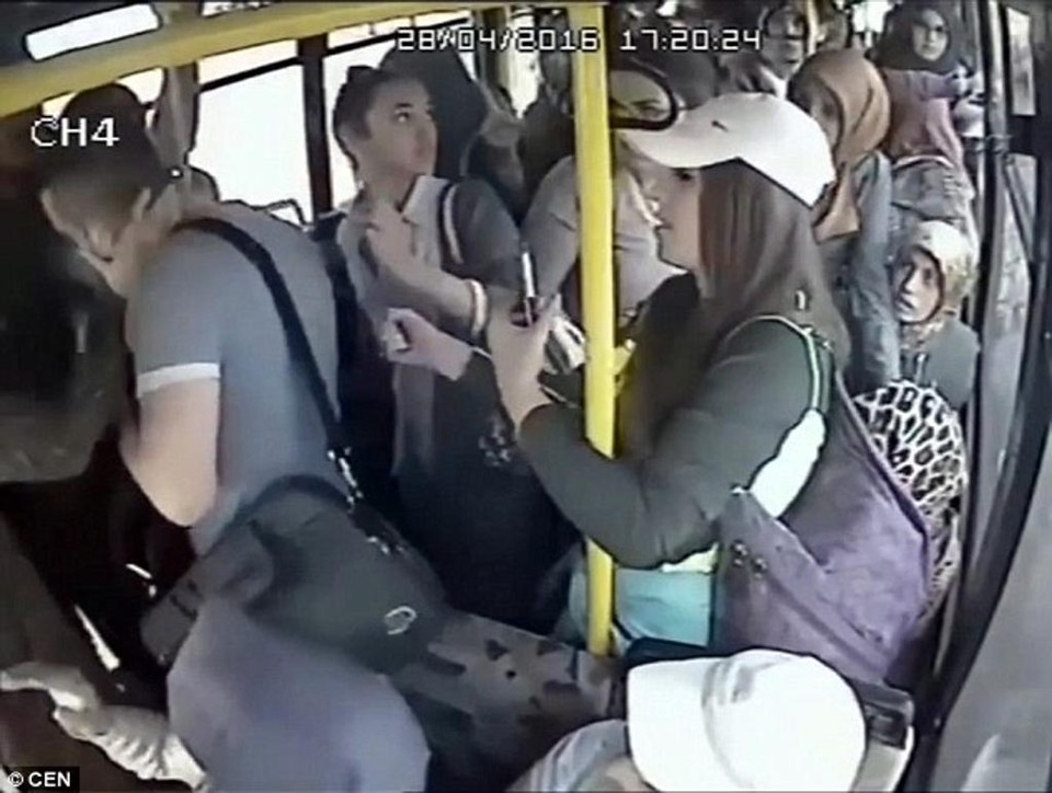 Homem foi agredido pelas mulheres que se encontravam no local após cometer abuso. | Reprodução/© CEN