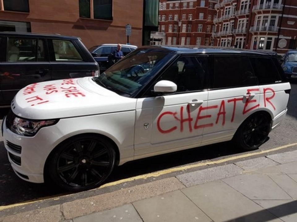 O carro 4x4 teve a lataria totalmente danificada. | Reprodução/Twitter @LandRoverOwner