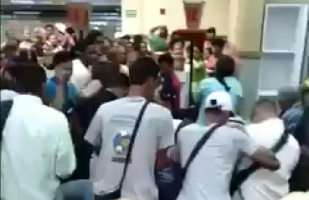 Imagem de saque em um mercado de Caracas divulgada no Twitter nesta segunda-feira (9). | /Reprodução