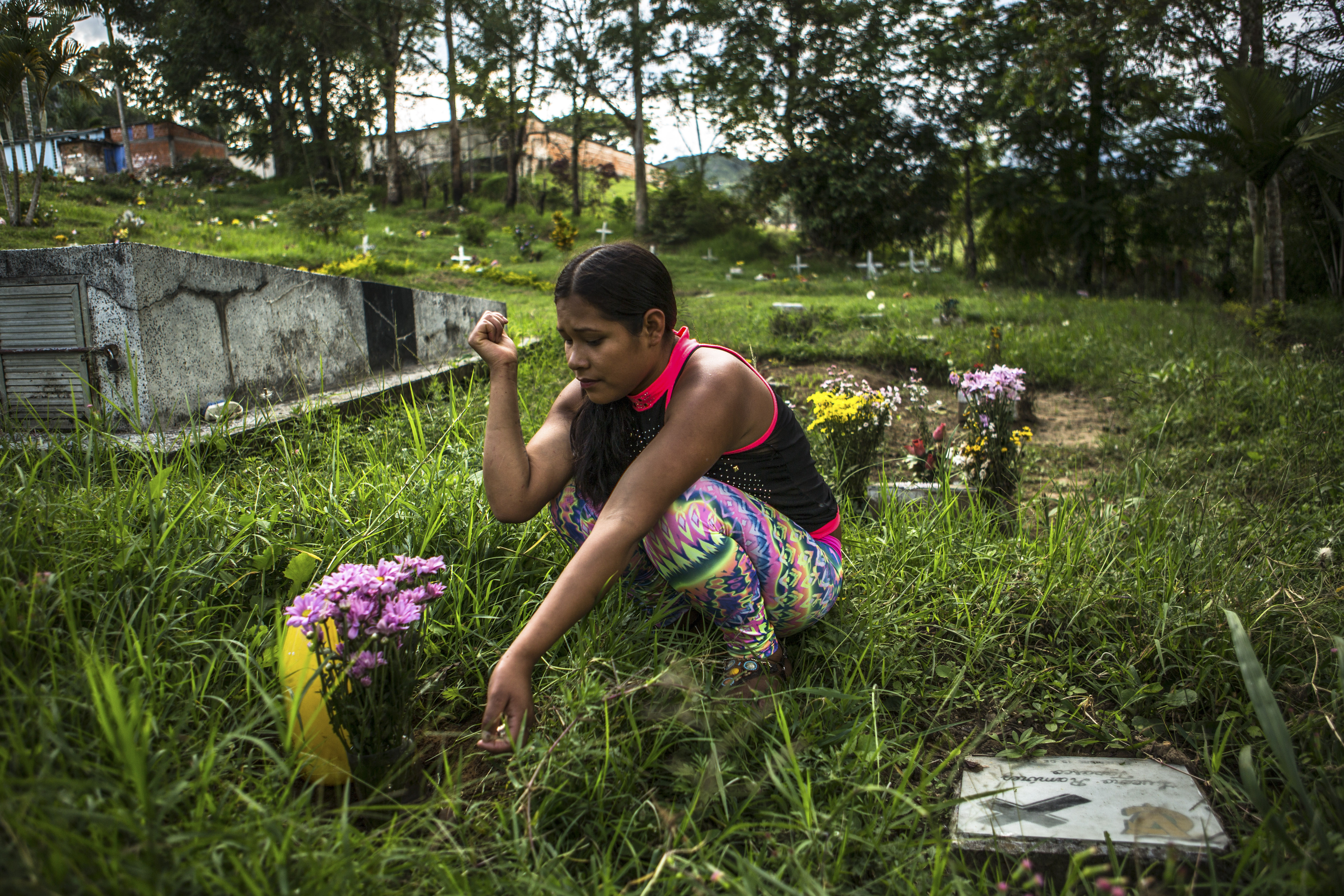 Mélida visita o túmulo de um primo que também foi pressionado a entrar para as Farc | JUAN ARREDONDO/NYT