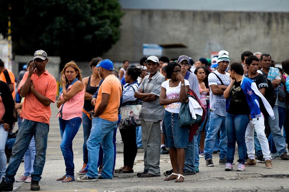 Fila em frente a um supermercado em Caracas: Venezuela enfrenta pior crise de abastecimento da história. | FEDERICO PARRA/AFP