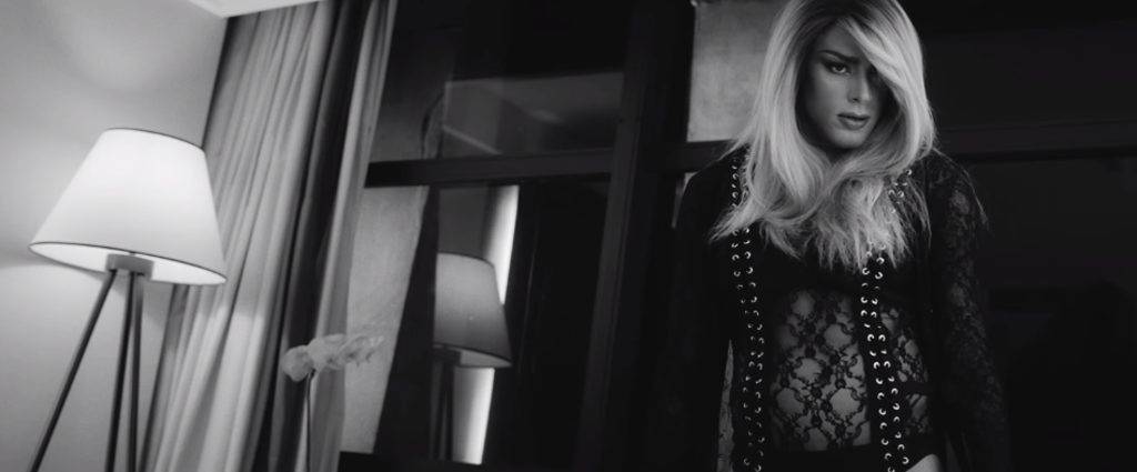 Irreconhecível, galã global interpreta mulher transexual | /Reprodução