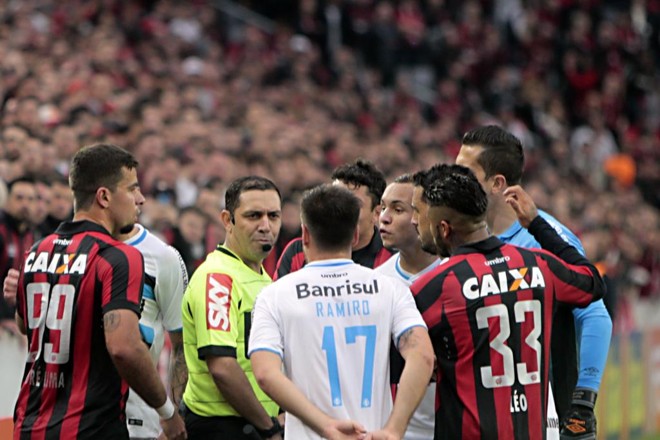 O árbitro Wagner Reway é cercado por jogadores das duas equipes depois que ele validou um gol de Pablo e voltou atrás, anotando impedimento no lance. Confusão do apito. | Albari Rosa/Gazeta do Povo
