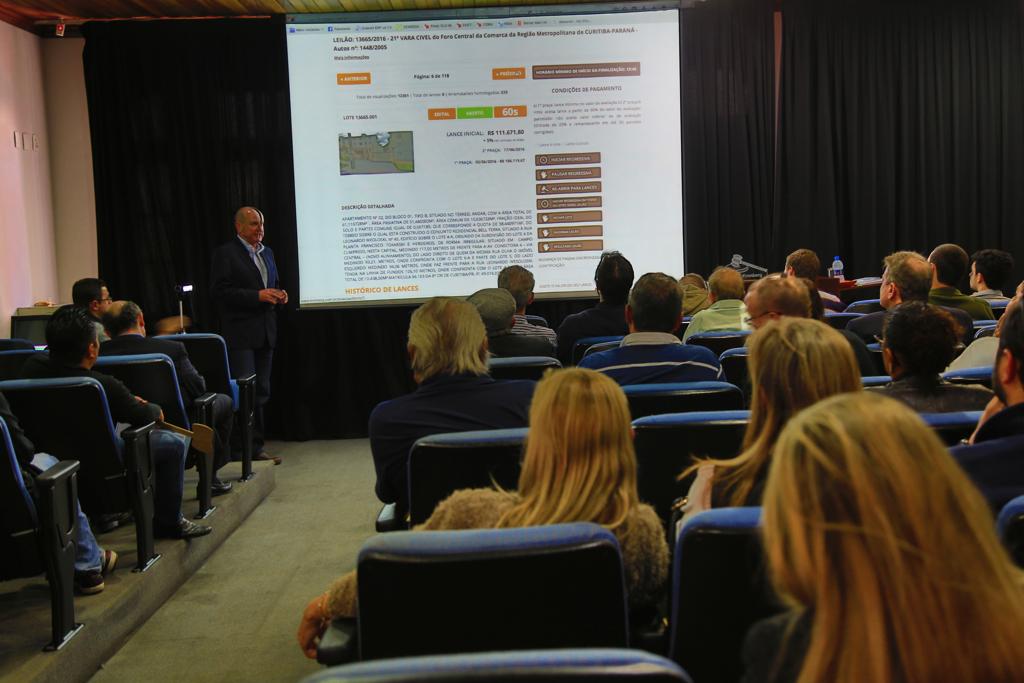 Leiloeiro Helcio Kronberg vende imóveis liberados pela Justiça, em Curitiba | Ivonaldo Alexandre/Gazeta do Povo