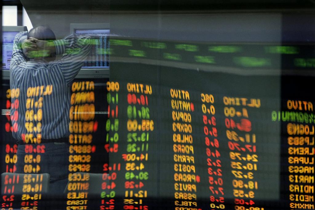 Comprar e vender ações na hora errada traz perdas para os investidores | AFP/MAURICIO LIMA