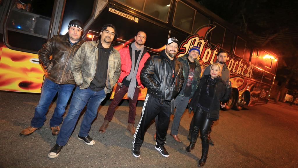 A família Motorocker posa em frente ao “cara-preta”. | Ivonaldo Alexandre/Gazeta do Povo