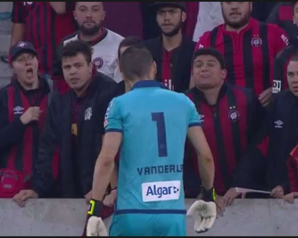 Flagra do torcedor cuspindo em Vanderlei | /Reprodução