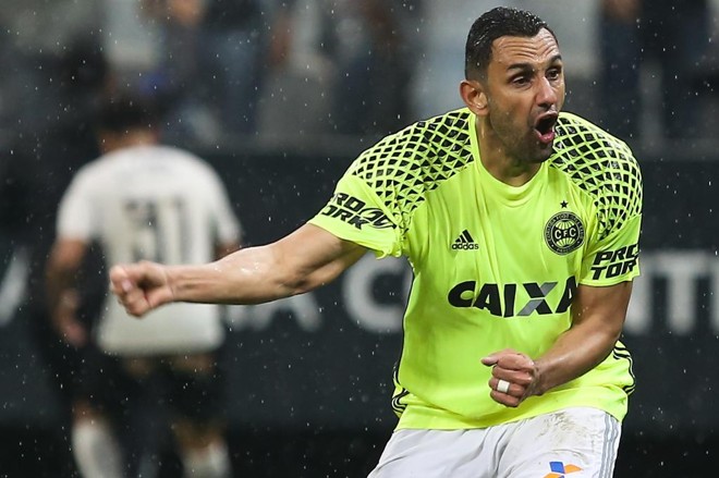 Rafael Marques foi o mais irritado com o gol | Geovani Velazquez/Código 19 / Folhapress