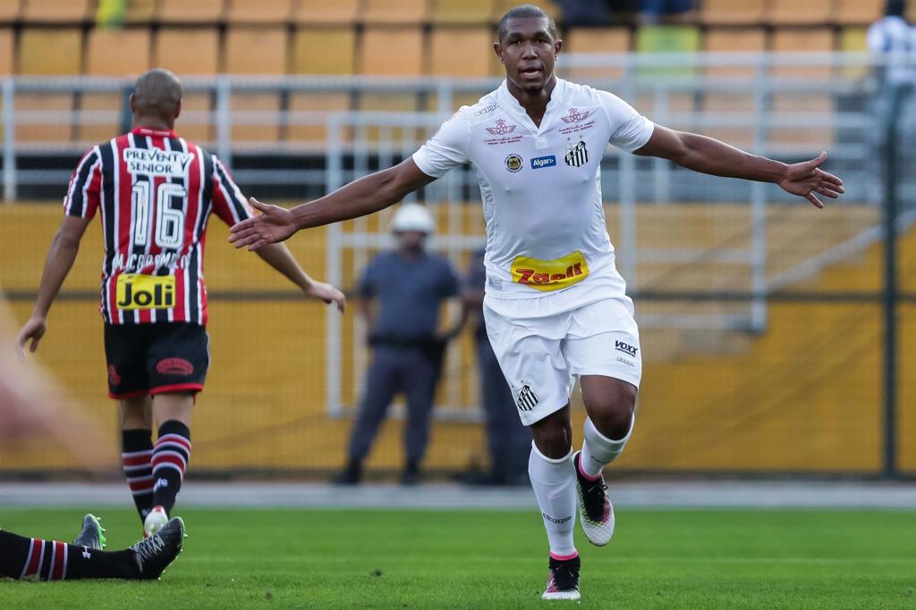 Rodrigão comemora gol na vitória santista contra o São Paulo, pela 11 [ rodada do Brasileiro | /Folhapress