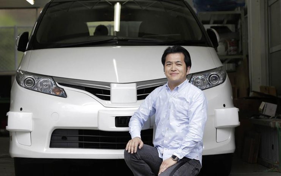 Hisashi Taniguchi, presidente da ZMP Inc., posa em frente a um veículo equipado com o sistema de direção autônoma que desenvolveu | Kiyoshi Ota/Bloomberg