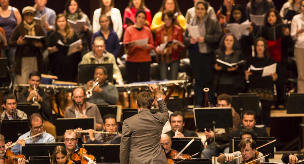 Maestro Stefan Geiger rege músicos que serão acompanhados por corais | Lineu Filho/Gazeta do Povo