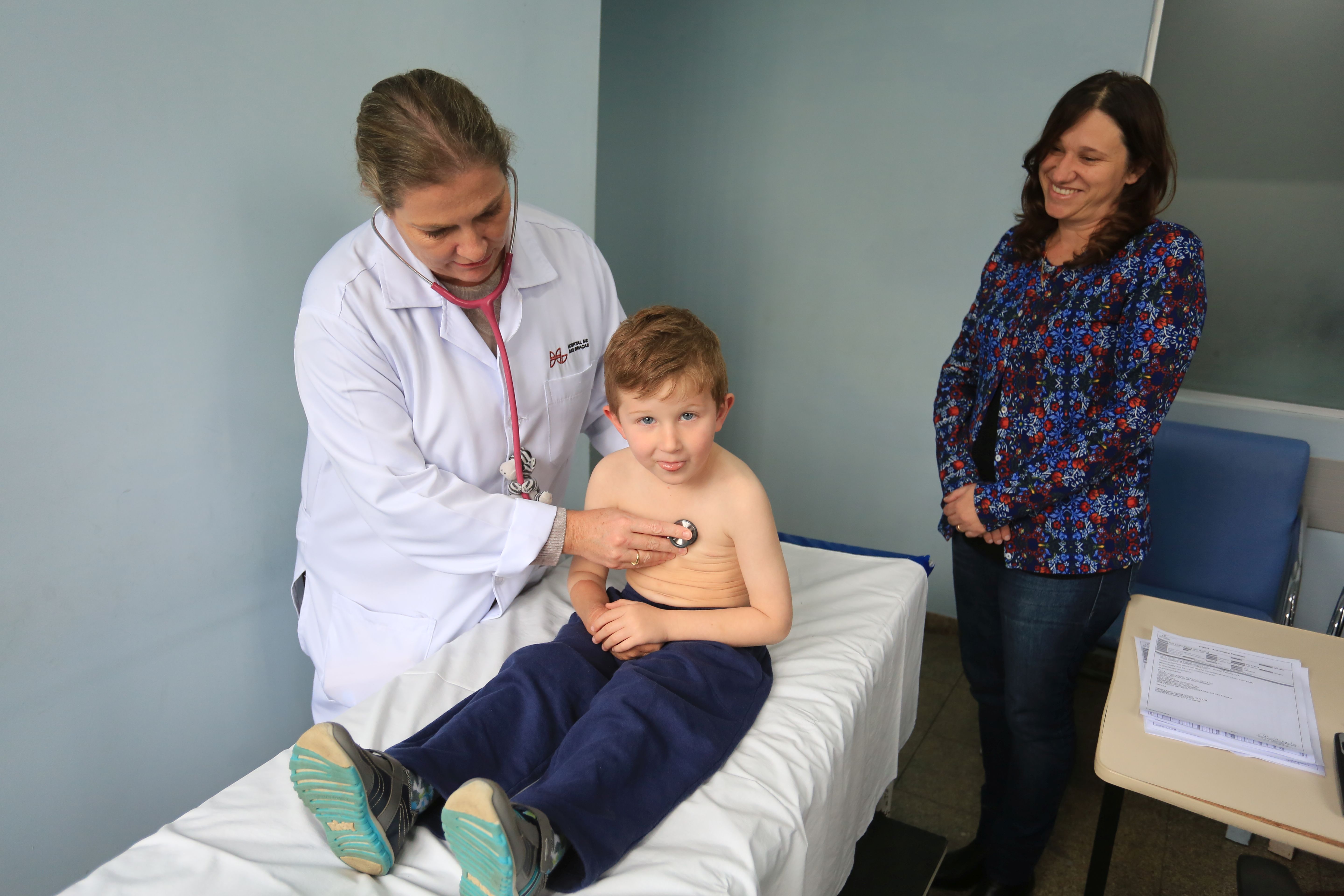 Marisandra Brotto Cumin levou o filho Miguel ao hospital depois que a criança teve febre de 39 ºC | Ivonaldo Alexandre/Gazeta do Povo