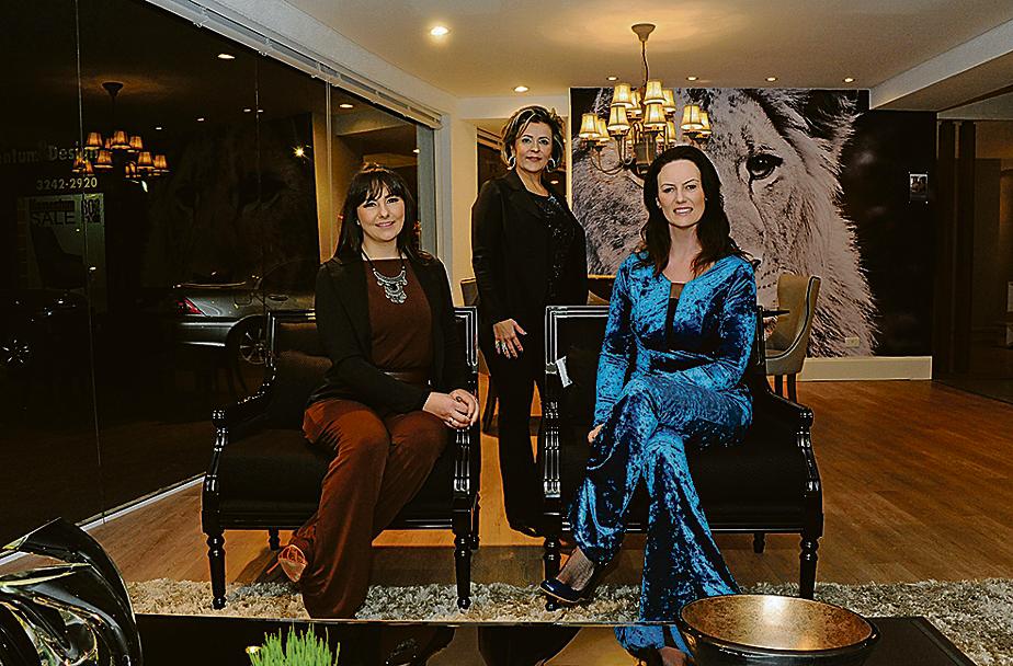 A anfitriã Marinice Bettega (em pé) com Carolina Reis (à esq.) e Gisele Busmayer, que assinam a nova vitrine da Momentum&Design, apresentada durante coquetel na terça-feira. | Raquel Lima