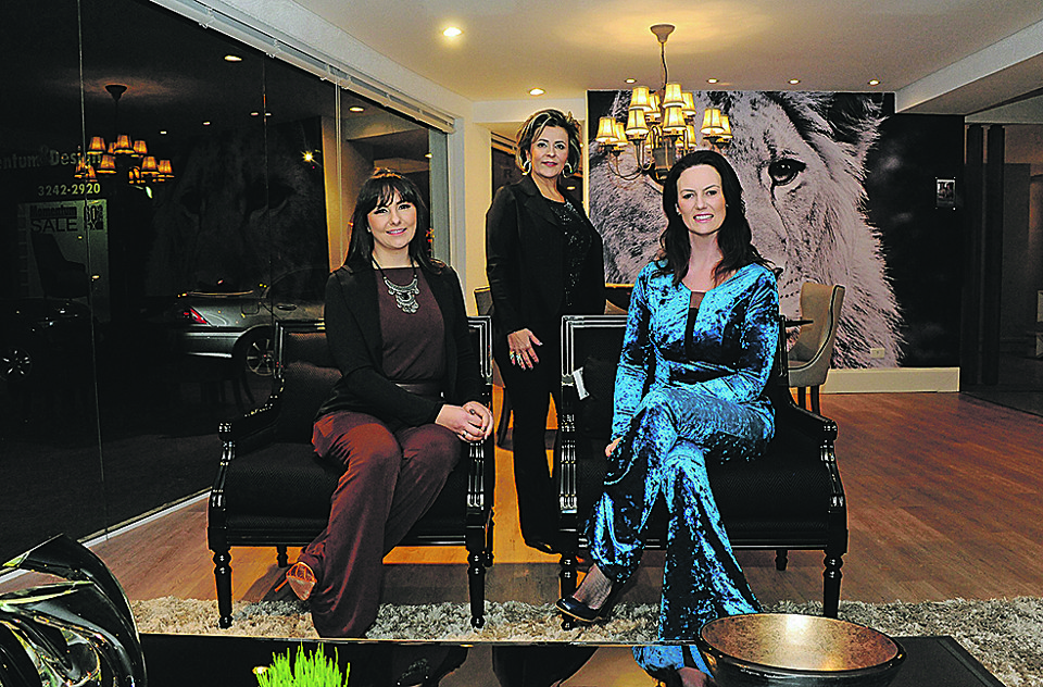 A anfitriã Marinice Bettega (em pé) com Carolina Reis (à esq.) e Gisele Busmayer, que assinam a nova vitrine da Momentum&Design, apresentada durante coquetel na terça-feira. | Raquel Lima