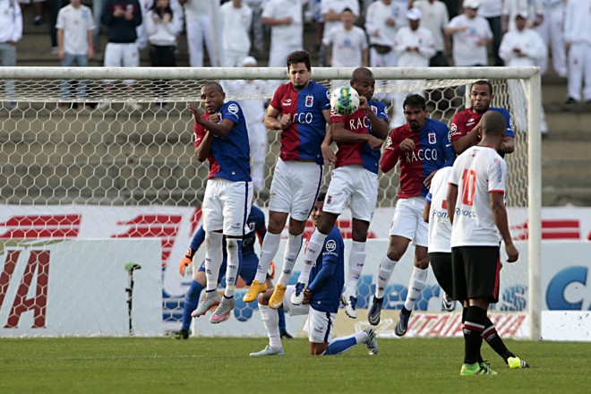Cobrança de falta; um dos poucos bons momentos do Joinville na partida | Albari Rosa/Gazeta do Povo