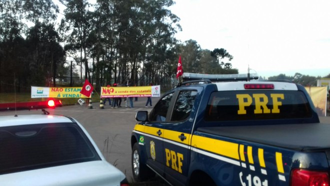 Manifestantes nas imediações da Repar: contra a venda de ativos da Petrobras. | Foto: PRF/Divulgação