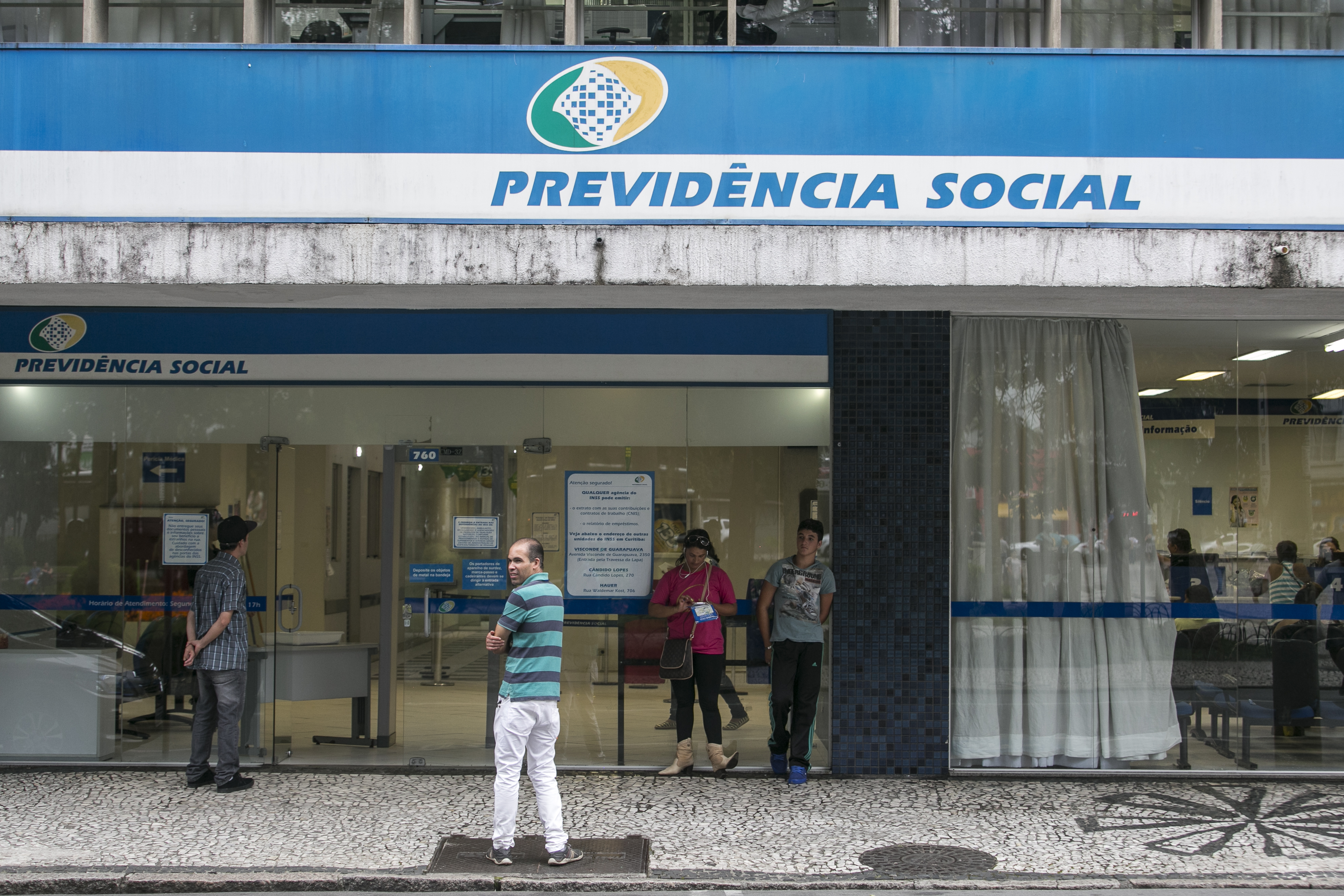 Agência do INSS em Curitiba: primeira versão do projeto da reforma da Previdência pode sair já nesta terça. | Marcelo Andrade/Gazeta do Povo
