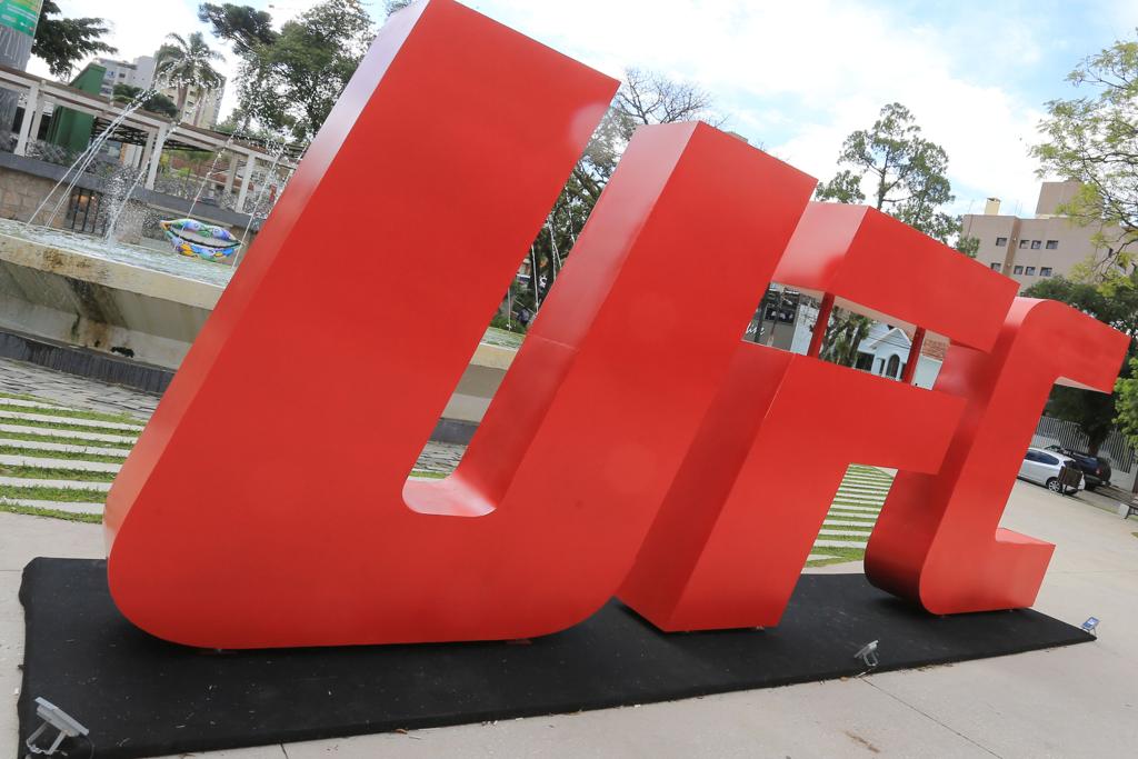 Símbolo do evento de artes marciais mistas (MMA) durante a divulgação da edição 198, em Curitiba: parceria de sucesso. | Ivonaldo Alexandre/Gazeta do Povo