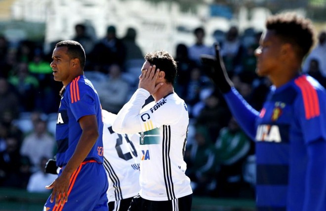 Kléber lamenta chance desperdiçada no primeiro tempo. | Antônio More Gazeta do Povo