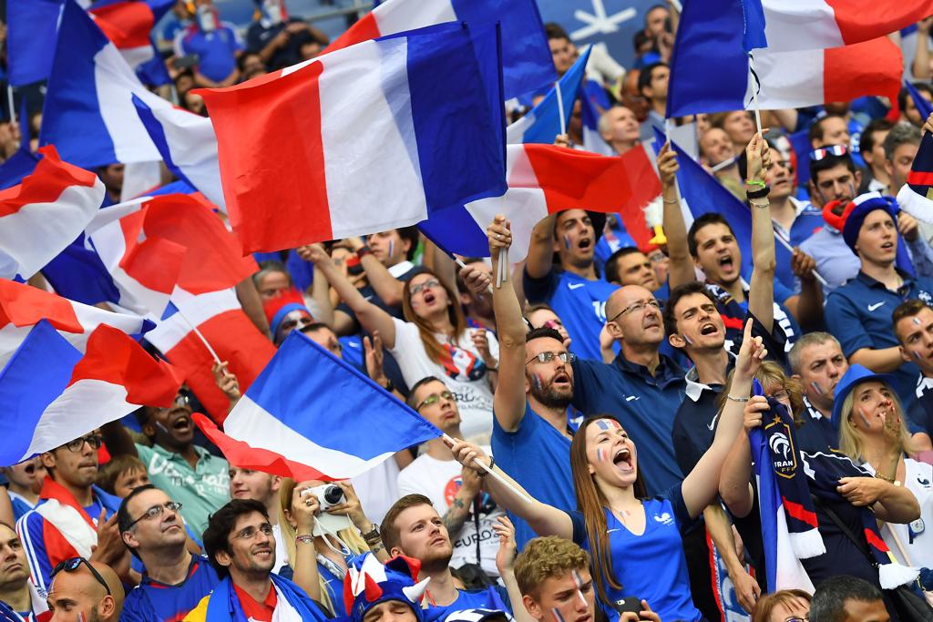 Torcedores da França comemoram no Stade de France: vitória difícil contra a Romênia. | Franck Fife/AFP
